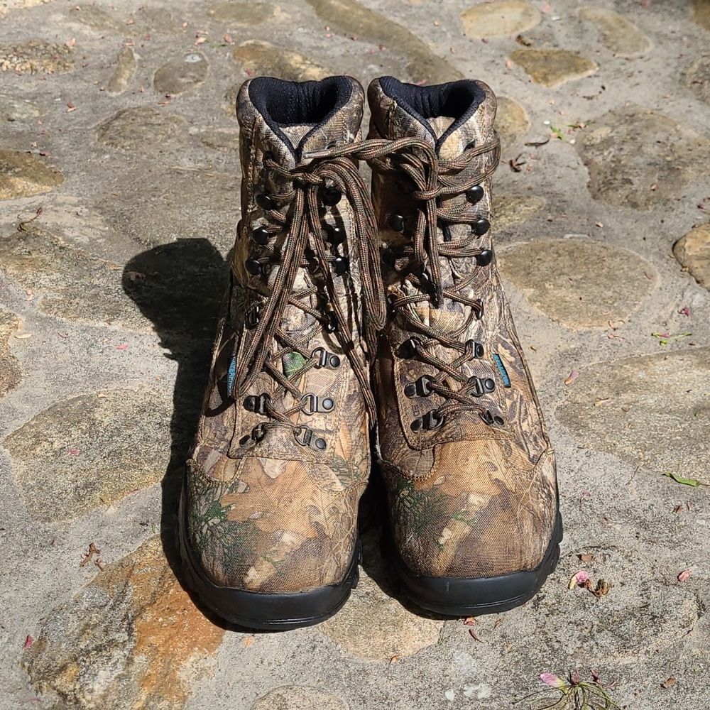 ITASCA  sz 9.5E width camo boots, excellent condition, waterproof with thinsulat